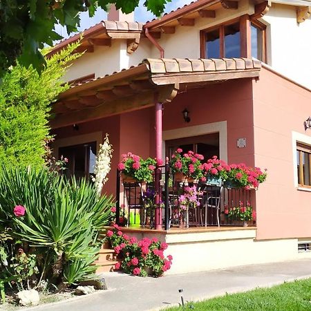 Cuarenta Y Ocho Luces Guest House Burgos Bagian luar foto
