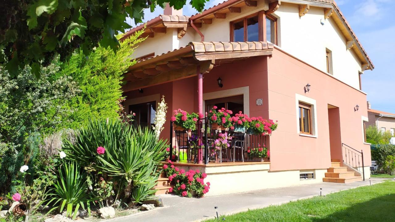 Cuarenta Y Ocho Luces Guest House Burgos Bagian luar foto