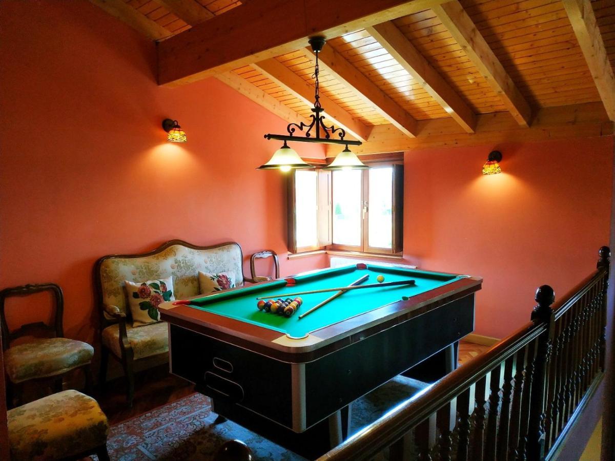 Cuarenta Y Ocho Luces Guest House Burgos Bagian luar foto
