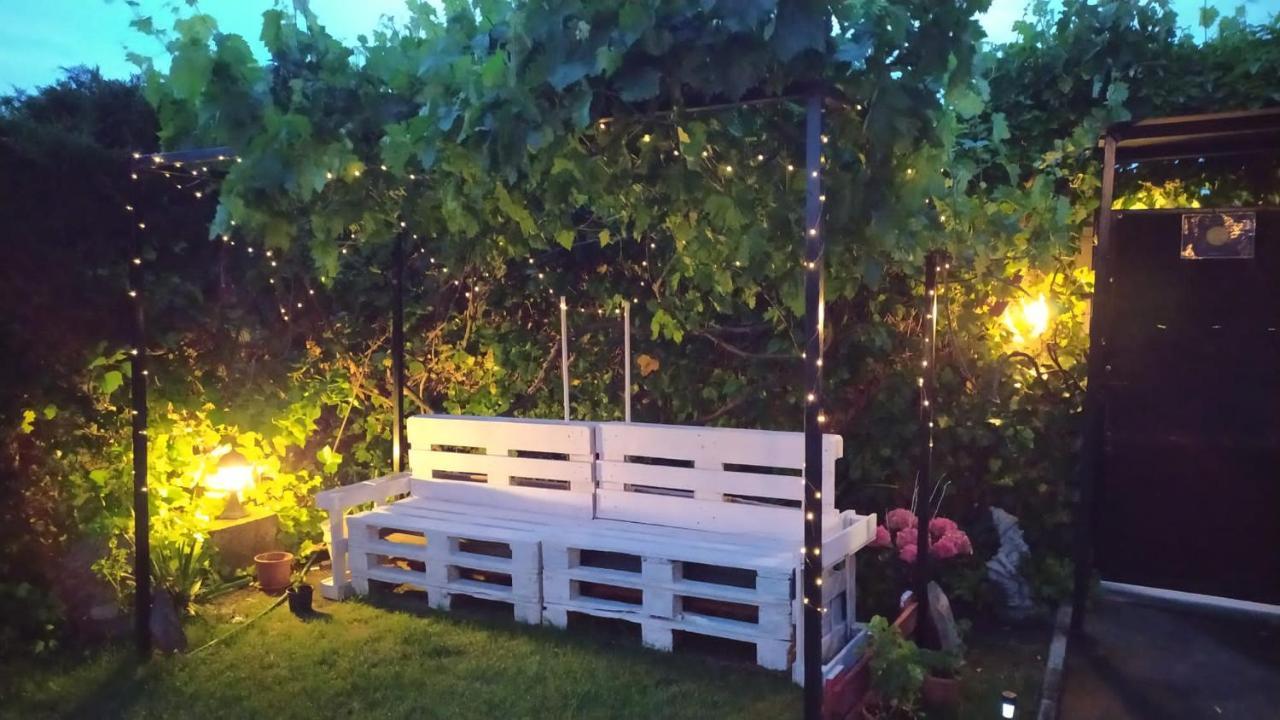 Cuarenta Y Ocho Luces Guest House Burgos Bagian luar foto