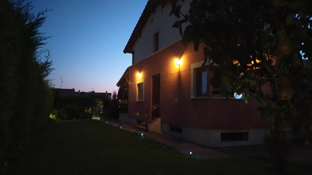 Cuarenta Y Ocho Luces Guest House Burgos Bagian luar foto