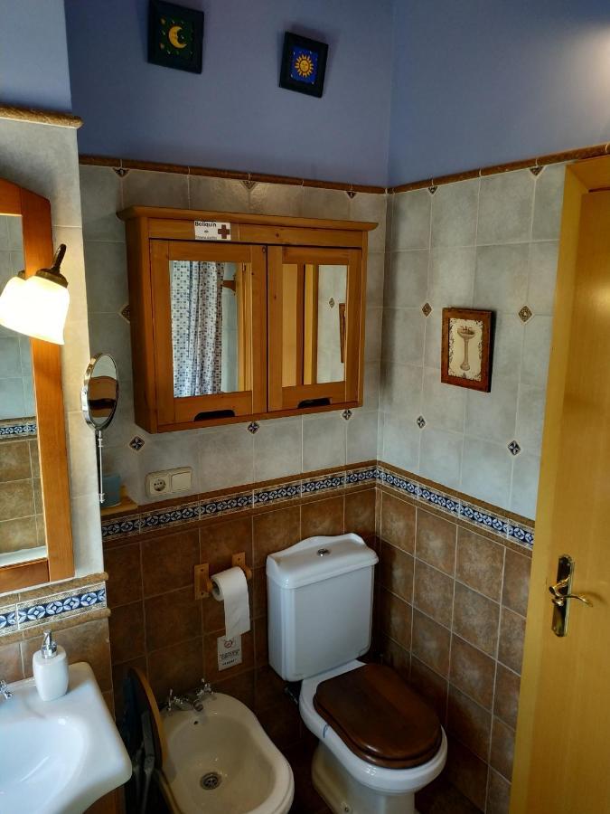 Cuarenta Y Ocho Luces Guest House Burgos Bagian luar foto