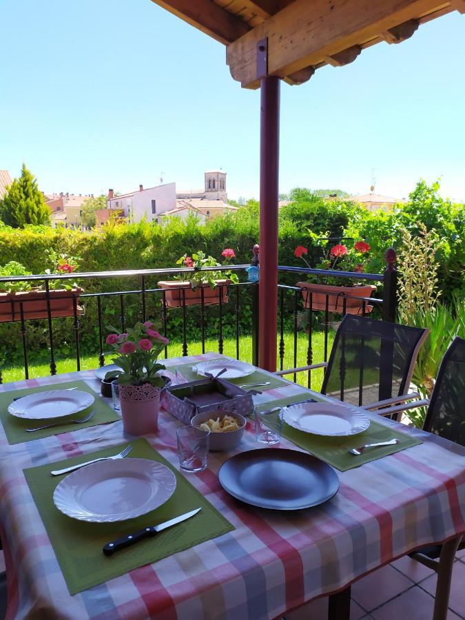 Cuarenta Y Ocho Luces Guest House Burgos Bagian luar foto