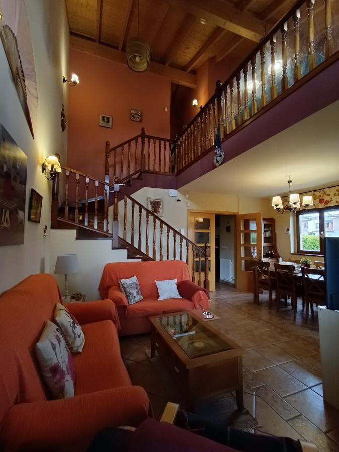 Cuarenta Y Ocho Luces Guest House Burgos Bagian luar foto