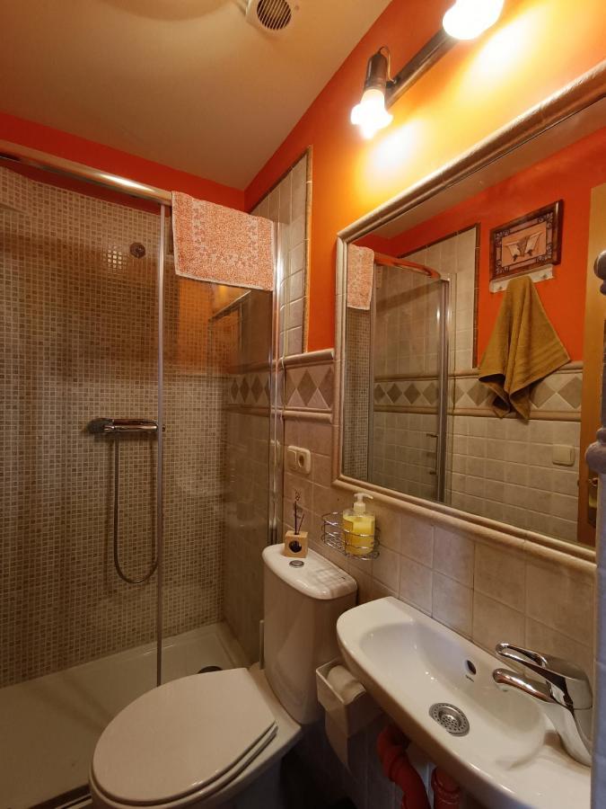 Cuarenta Y Ocho Luces Guest House Burgos Bagian luar foto