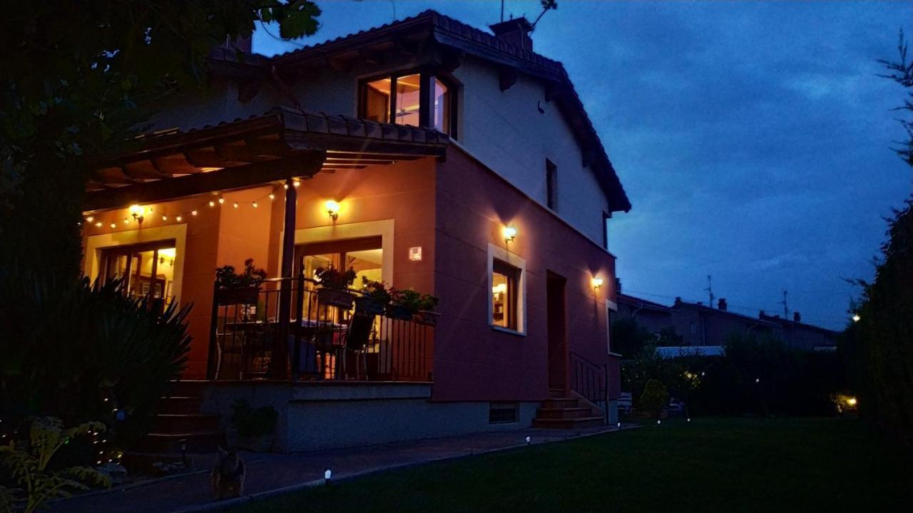 Cuarenta Y Ocho Luces Guest House Burgos Bagian luar foto
