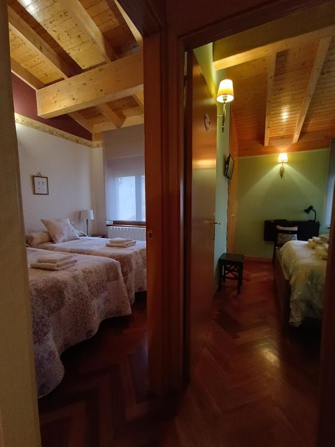 Cuarenta Y Ocho Luces Guest House Burgos Bagian luar foto