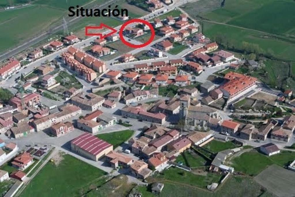 Cuarenta Y Ocho Luces Guest House Burgos Ruang foto
